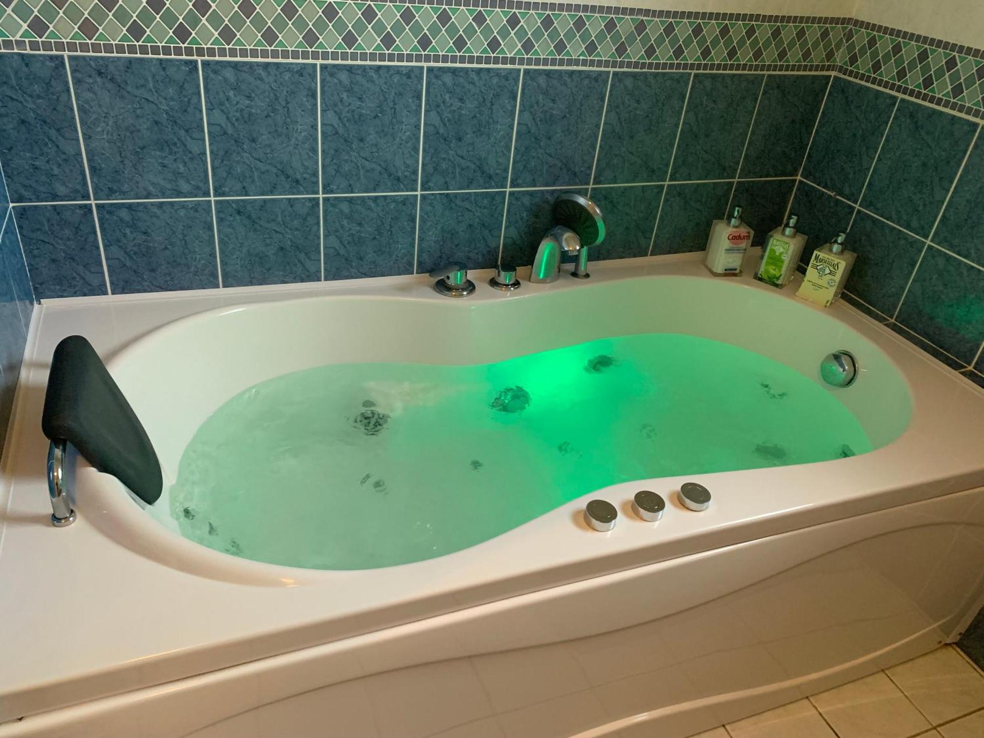 Gite 3 Etoiles Les Gourlines Avec Balneo, Veranda, Piscine Et Garage Avermes Eksteriør billede